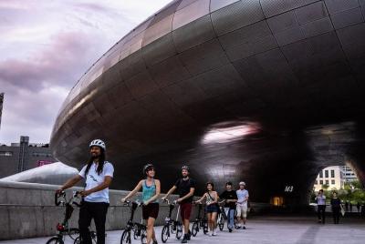 Tour en bicicleta Cheonggyecheon: Crepúsculo en Seúl