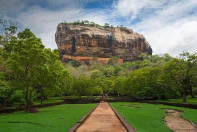 Excursión privada de un día a la fortaleza de roca Sigiriya desde