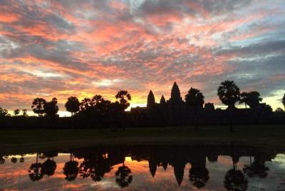 Explorador de templos antiguos con salida del sol en vehículo