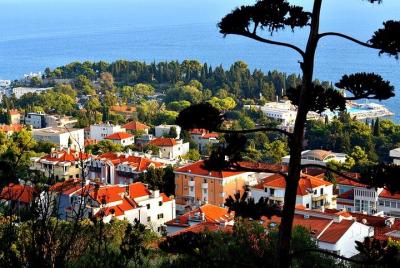 Visita a pie de historia dividida