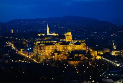 Budapest de noche: tour privado a pie del castillo y la ciudadela