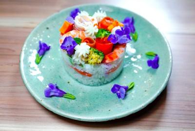 Clase de cocina de pasteles de sushi en línea con un artista de c