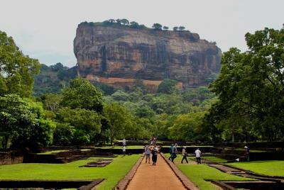 Excursión privada de un día a la roca Sigiriya y al templo de la  Excursión privada de un día a la roca Sigiriya y al templo de la