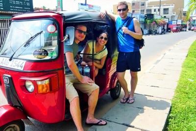 Safari en tuk tuk por la ciudad de Kandy