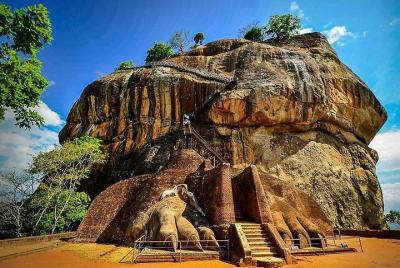 Excursión de día completo en autobús turístico por Sigiriya desde