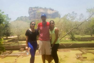 Traslado privado de la ciudad de Narampanawa al aeropuerto de Col