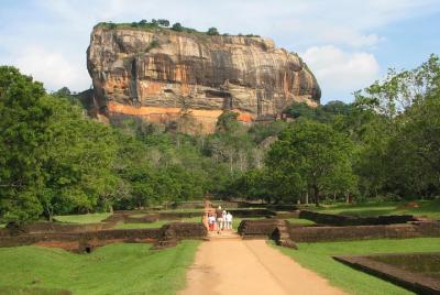 Excursión de un día a la fortaleza de roca Sigiriya y la cueva Da Excursión de un día a la fortaleza de roca Sigiriya y la cueva Da