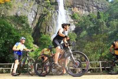 Ciclismo a la cascada de Rawana, la cueva de Ravana y Ella Gap