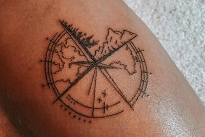 Experiencia tradicional de tatuaje de mano