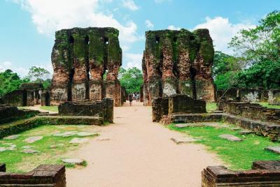 Tour de un día completo a la fortaleza de roca de Sigiriya y la a