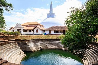 Excursión a los iconos budistas de Anuradhapura desde Sigiriya Excursión a los iconos budistas de Anuradhapura desde Sigiriya