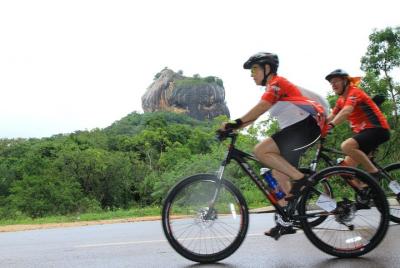 Ciclismo de la sombra de la fortaleza de roca del siglo V - Sigir Ciclismo de la sombra de la fortaleza de roca del siglo V - Sigir