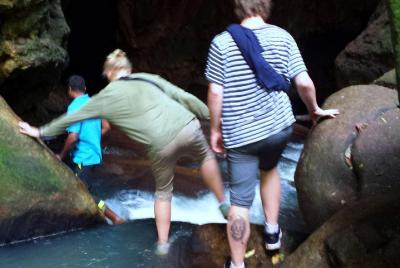 Visita a la cueva de piedra caliza de 500 millones de años