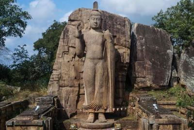 Excursión de un día a Aukana y Anuradhapura desde Sigiriya. Excursión de un día a Aukana y Anuradhapura desde Sigiriya.