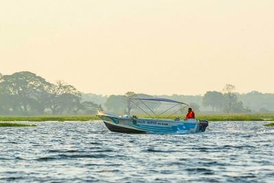 Pesca en el lago en Tissamaharama