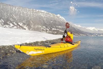 Tour en kayak de invierno por el lago turquesa de Brienz