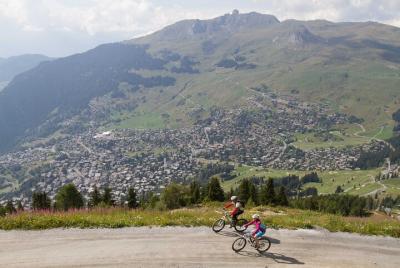 Tour de medio día en bicicleta eléctrica para grupos pequeños en  Tour de medio día en bicicleta eléctrica para grupos pequeños en