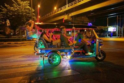 Bangkok Under the Night Lights por TUK-TUK (varios idiomas)