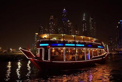 Cena romántica en crucero por el dhow puerto deportivo de Dubai