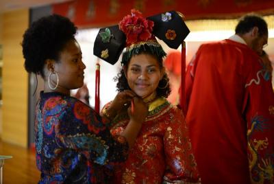Una muestra de comida local: pastel de piña, bricolaje y mercado 