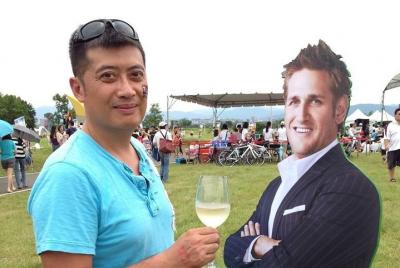 El instructor de la azafata te enseña la pronunciación china está