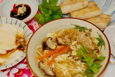 Pastel de arroz con rábano japonés, sopa espesa de albóndigas de  Pastel de arroz con rábano japonés, sopa espesa de albóndigas de