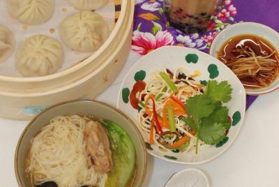 Empanadillas al vapor, aceite de sésamo y fideos de pollo con cha Empanadillas al vapor, aceite de sésamo y fideos de pollo con cha