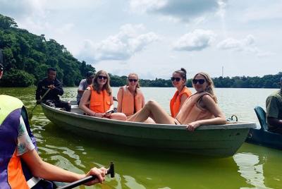 Disfruta de un piragüismo en el lago Duluti