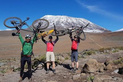 Kilimanjaro un día en bicicleta de montaña  Kilimanjaro un día en bicicleta de montaña