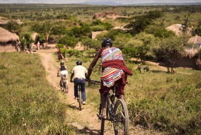 Sendero de bicicleta de montaña de sabana masai