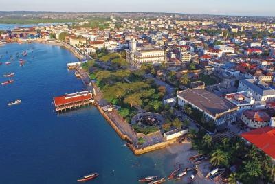 Excursión privada en autobús turístico a Zanzíbar desde la playa  Excursión privada en autobús turístico a Zanzíbar desde la playa