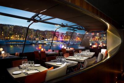 Crucero y cena a bordo Bateau Mouche por el río Sena Crucero y cena a bordo Bateau Mouche por el río Sena
