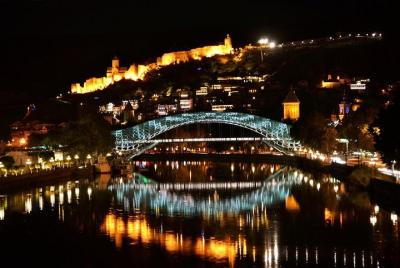 Tbilisi de noche a pie