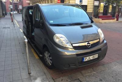 Traslado privado al aeropuerto de Budapest - Minibus para 8 perso
