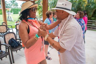 Baile y Salsas en Playa Mia