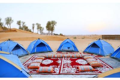 Durante la noche, carpa iglú acampando en el oasis beduino - Ras 