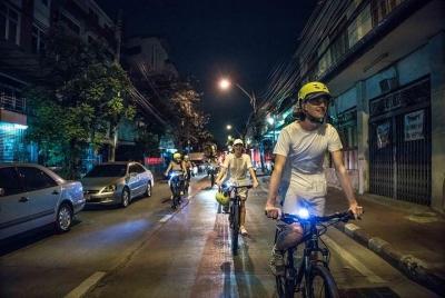 Recorrido nocturno de 4 horas en bicicleta por Bangkok con Wat Ar