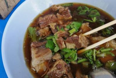 LR-01 TaLad NangLerng, pasee por el casco antiguo y pruebe las co