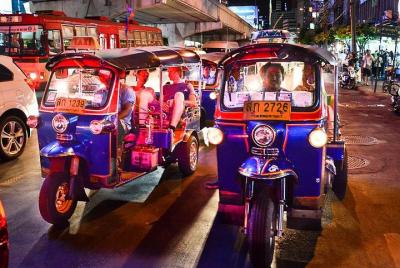 Luces nocturnas de Bangkok: Templo y visita a la ciudad por Tuk T