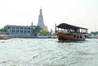Crucero por la tarde en barcaza de arroz en Bangkok Crucero por la tarde en barcaza de arroz en Bangkok