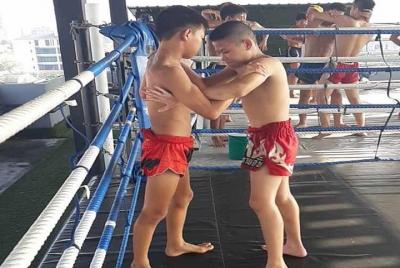 Lección de boxeo tailandés, familiar y amigable para los niños