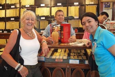 Recorrido a pie para grupos pequeños por el barrio chino incluyen