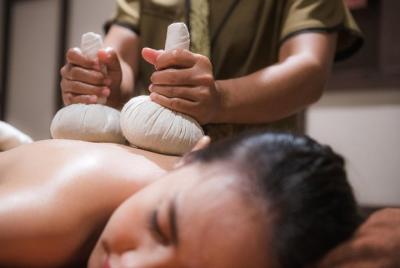 Bola herbaria de combinación tailandesa (2 horas)