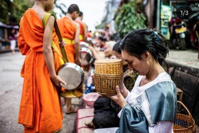 Temprano en la mañana con la túnica amarilla del budismo, un viaj