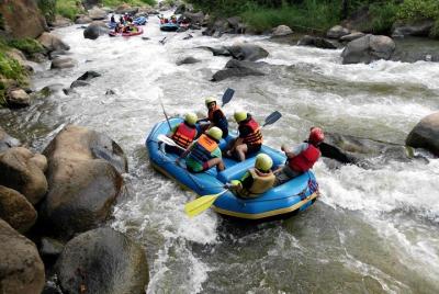 Rafting en aguas bravas de clase mundial en el río Mae Taeng