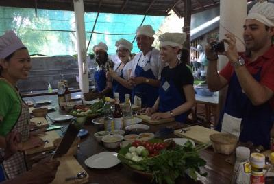Baan Hongnual sesión de cocina y visita al mercado con almuerzo
