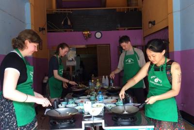 Cocina tailandesa en mayo de Kaidee en Chiang Mai (Únete)