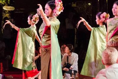 Cena tailandesa de Khantoke y espectáculo de danza cultural con t