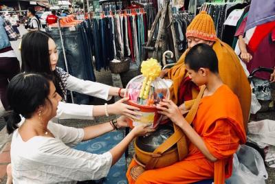 Descubre el encanto de Chiang Mai. Entrega de limosnas al monje y