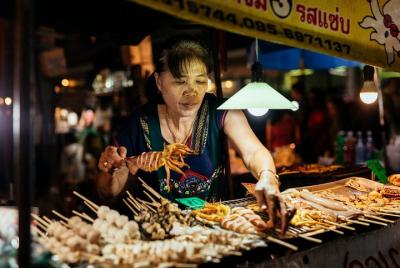 Tour privado de comida nocturna de Chiang Mai con un local